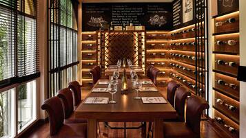 Ruang istirahat di lobi, pemandangan taman, dibuka setiap hari