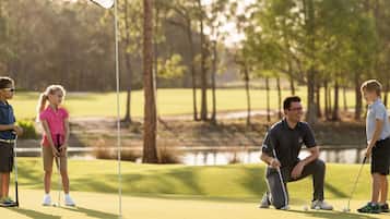 Un campo de golf con un obstáculo acuático, árboles y un marcador de posición.
