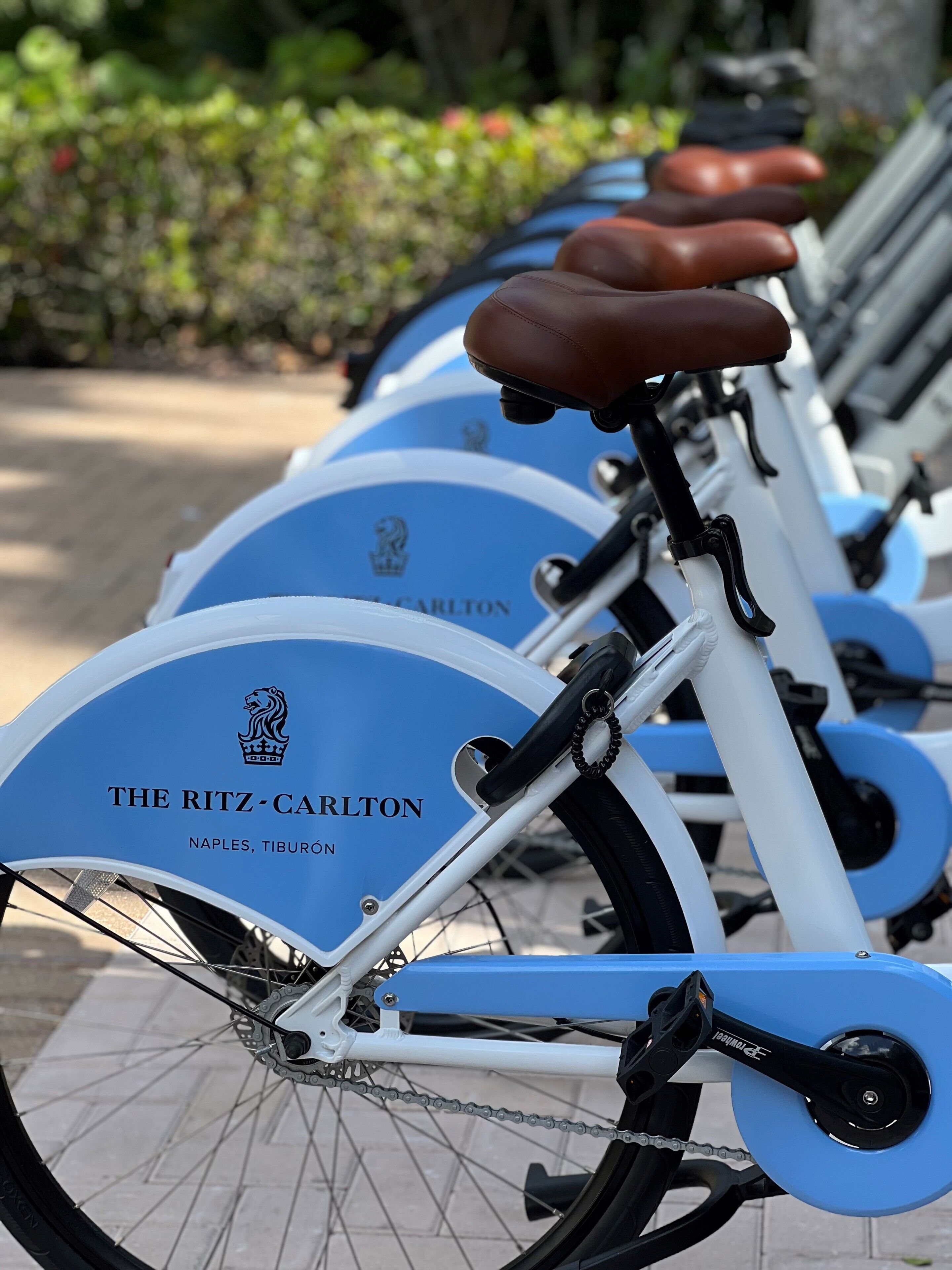 Una hilera de bicicletas con la marca 'The Ritz-Carlton', lo que indica una ubicación cerca de un hotel Ritz-Carlton.