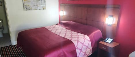 Meja kerja, ruang kerja ramah laptop, Wi-Fi gratis, dan seprai linen