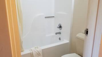 Standard-huone, 1 suuri parisänky, tupakointi sallittu | Kylpyhuone | Suihkun ja ammeen yhdistelmä, ilmaiset hygieniatuotteet, pyyhkeet