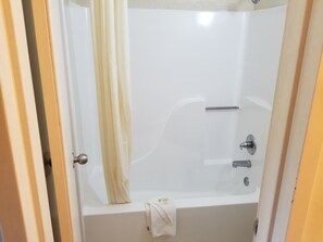 Standard Room, 1 King Bed, Non Smoking | Bathroom | Combined shower/bathtub, free toiletries, towels