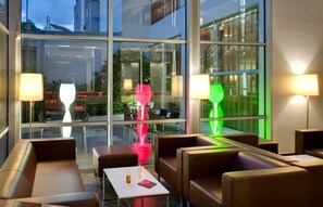 Coin salon dans le hall