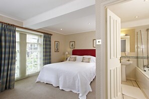 Superior Double Room, 1 Queen Bed | 1 bedroom, desk, iron/ironing board, free WiFi