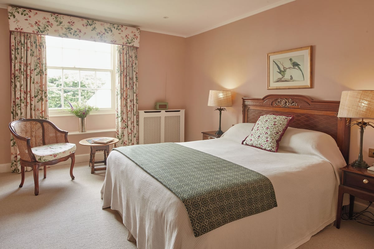 Desk, iron/ironing board, free WiFi, bed sheets