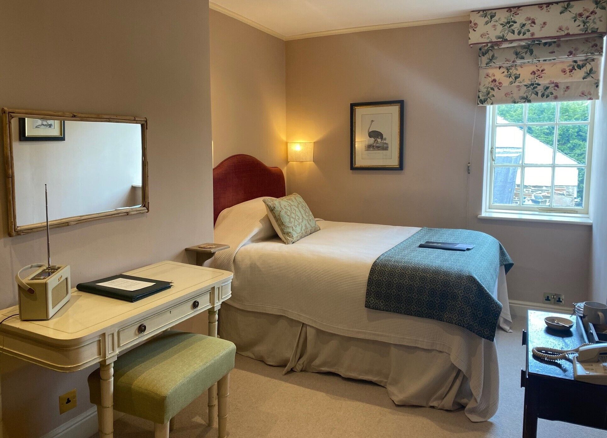 Kahden hengen perushuone yhdelle, 1 parisänky | Työpöytä, silitysrauta/-lauta, ilmainen Wi-Fi, vuodevaatteet