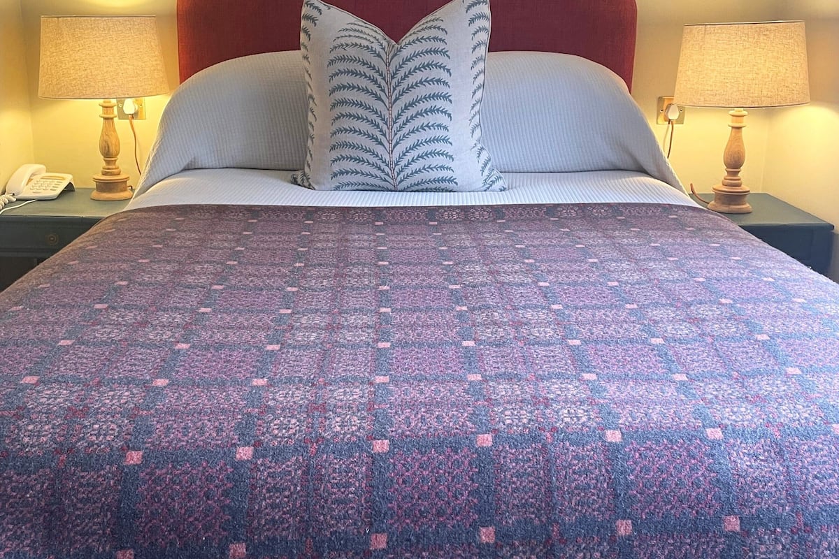 Quarto casal básico de uso individual, 1 cama de casal | Escrivaninha, ferros/tábuas de passar roupa, Wi-Fi de cortesia