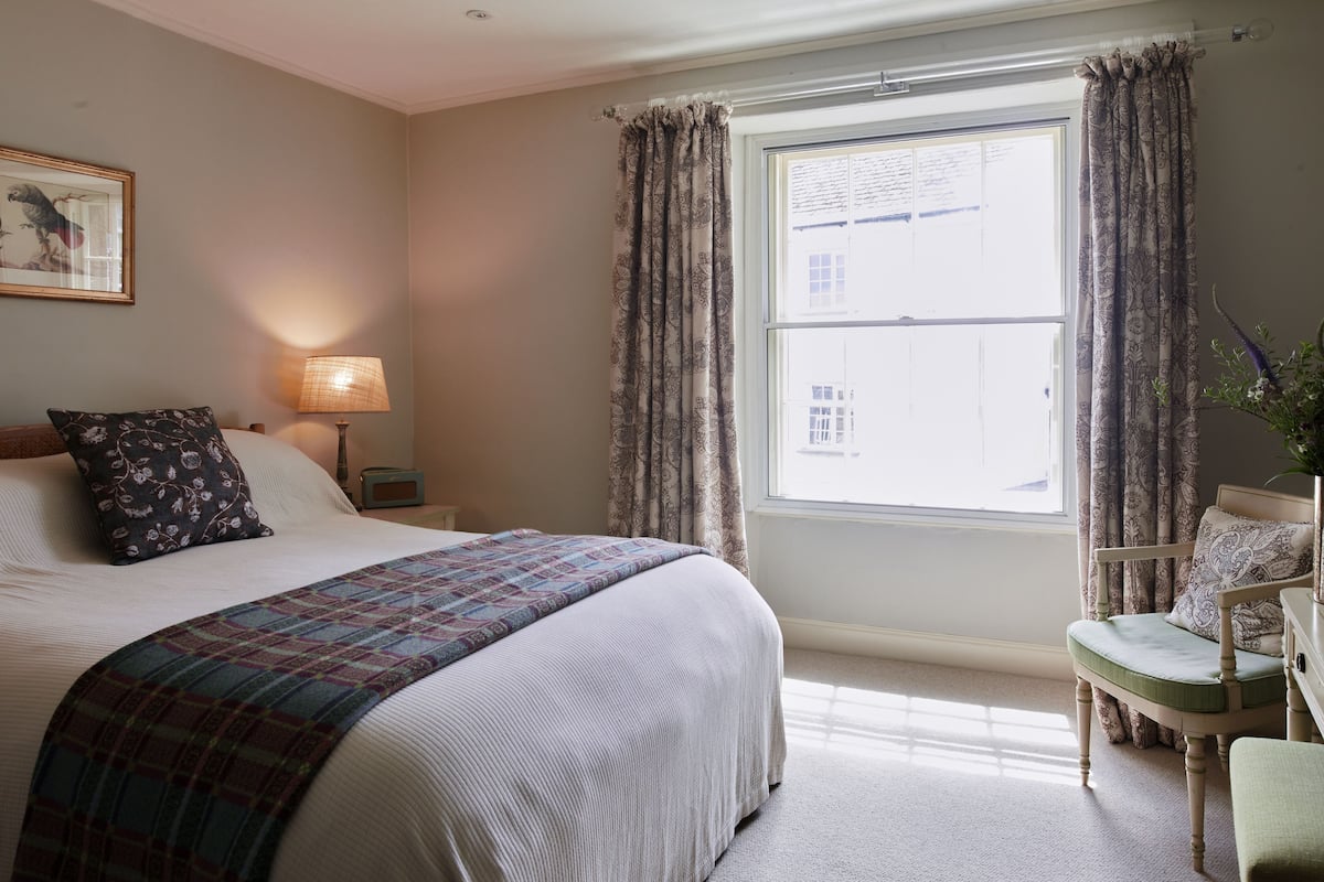 Classic Double Room | Desk, iron/ironing board, free WiFi, bed sheets