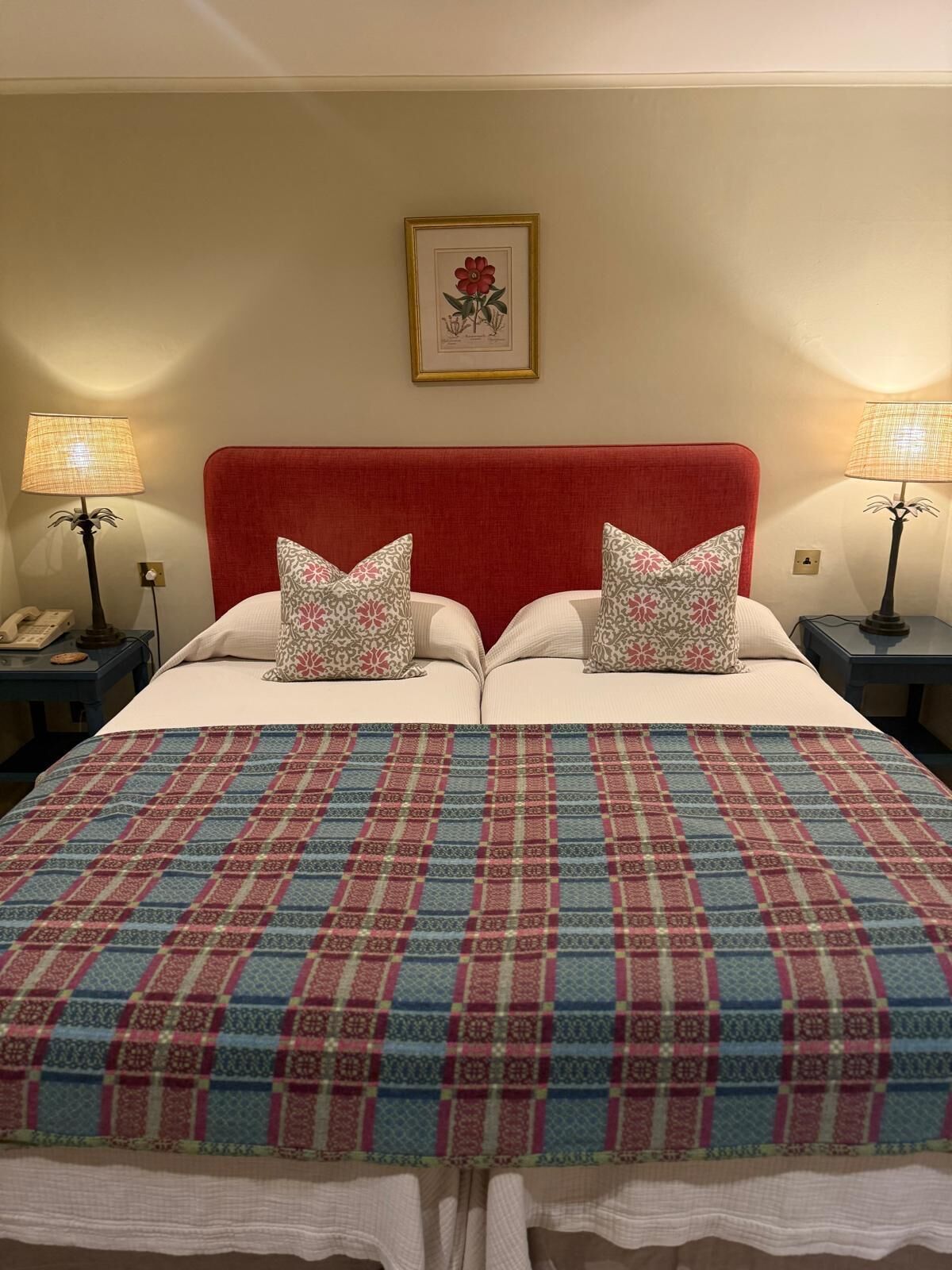 Kahden hengen deluxe-huone (kaksi sänkyä) | Työpöytä, silitysrauta/-lauta, ilmainen Wi-Fi, vuodevaatteet