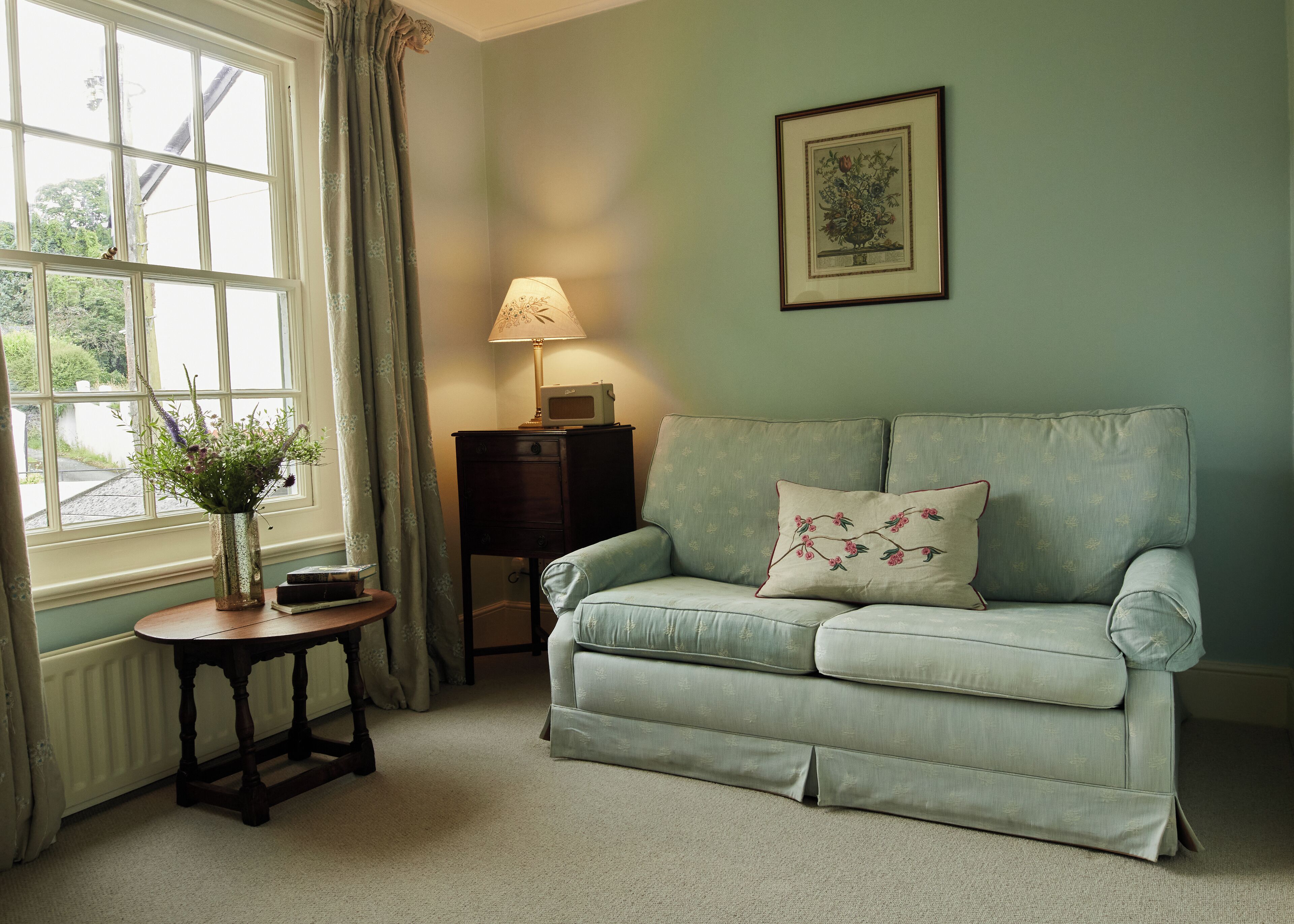 deluxe room | living area