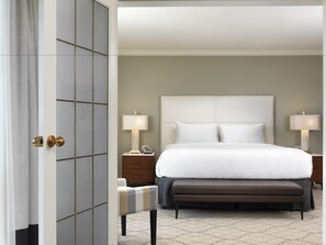 Hypo-allergenic bedding, in-room safe, desk, laptop workspace - Hotel Grand Pacific (Victoria)
