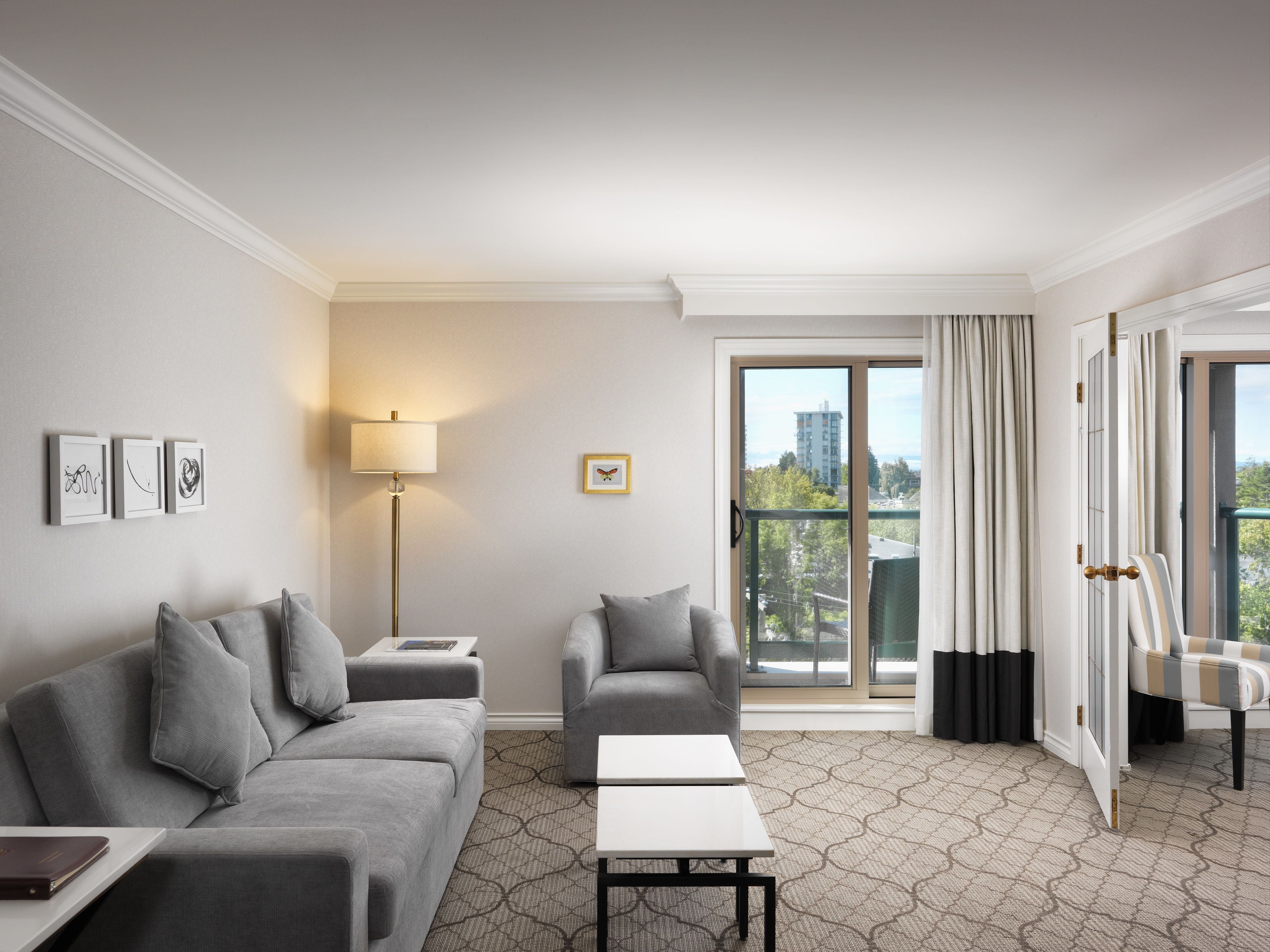 signature suite, 1 king bed with sofa bed, city view | living room | tv