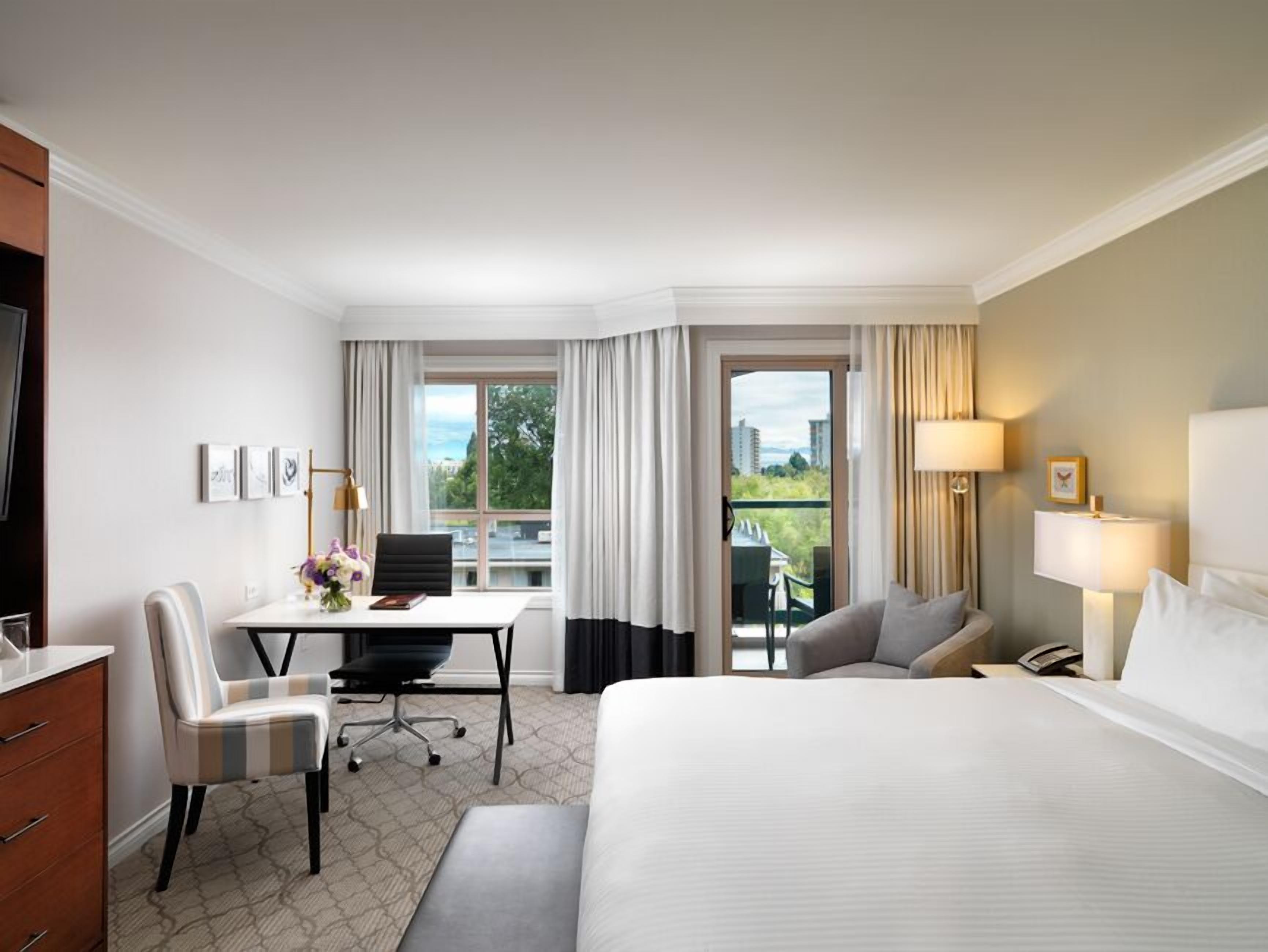 Signature Room, 1 King Bed, City View | Hypo-allergenic bedding, in-room safe, desk, laptop workspace