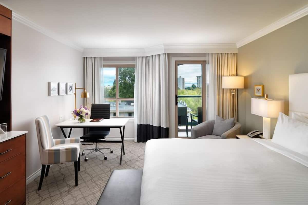 Chambre Signature, 1 trÚs grand lit, vue sur la ville | Literie hypoallergénique, coffre-fort, bureau