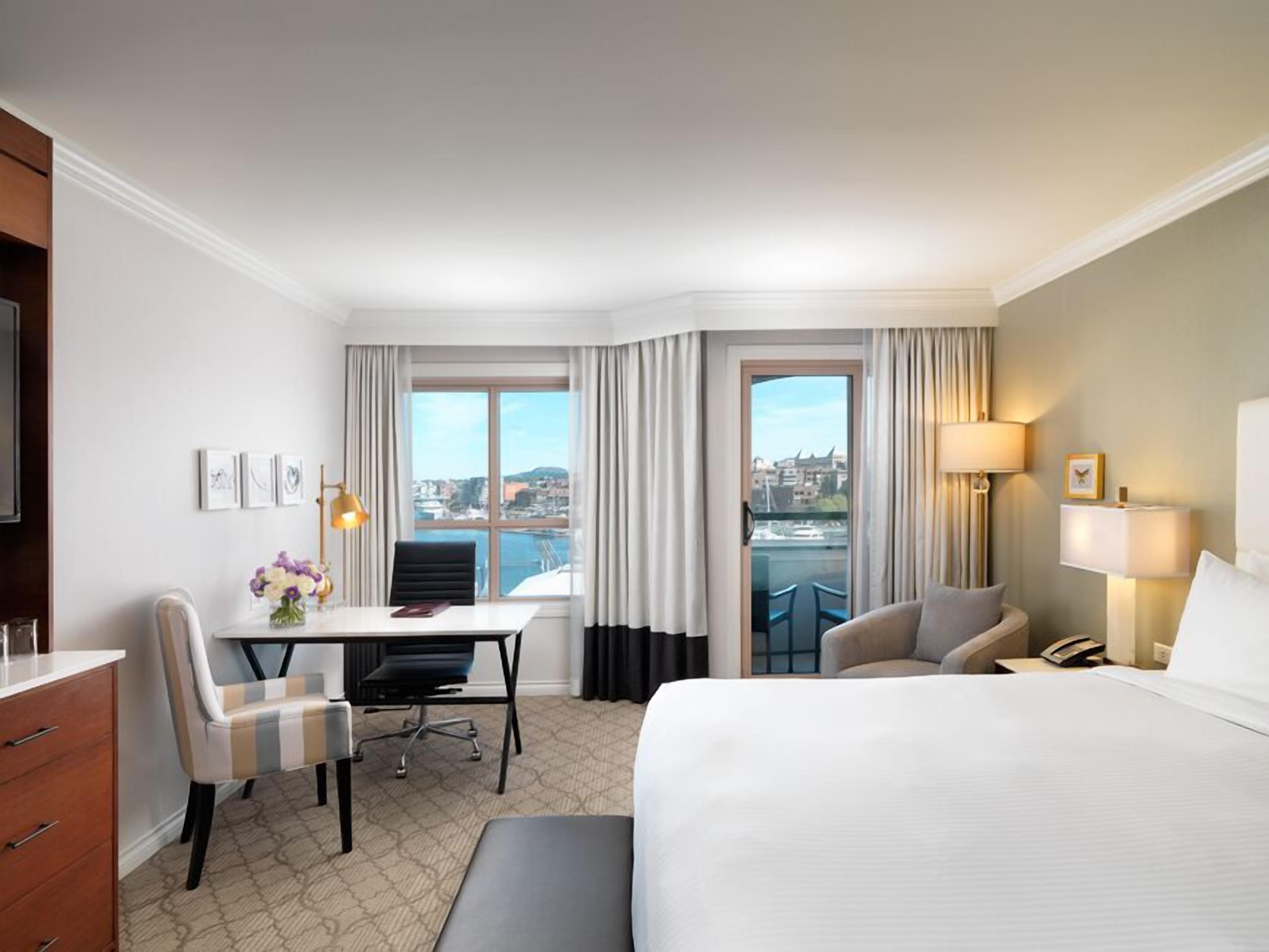 Signature Room, 1 King Bed, Harbor View | Hypo-allergenic bedding, in-room safe, desk, laptop workspace