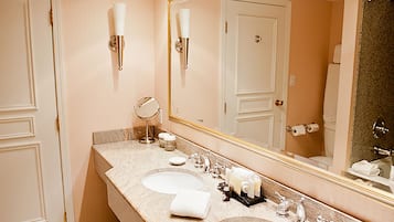 Ein Hotelbad mit zwei Waschbecken, einem großen Spiegel und einem Handtuchhalter.