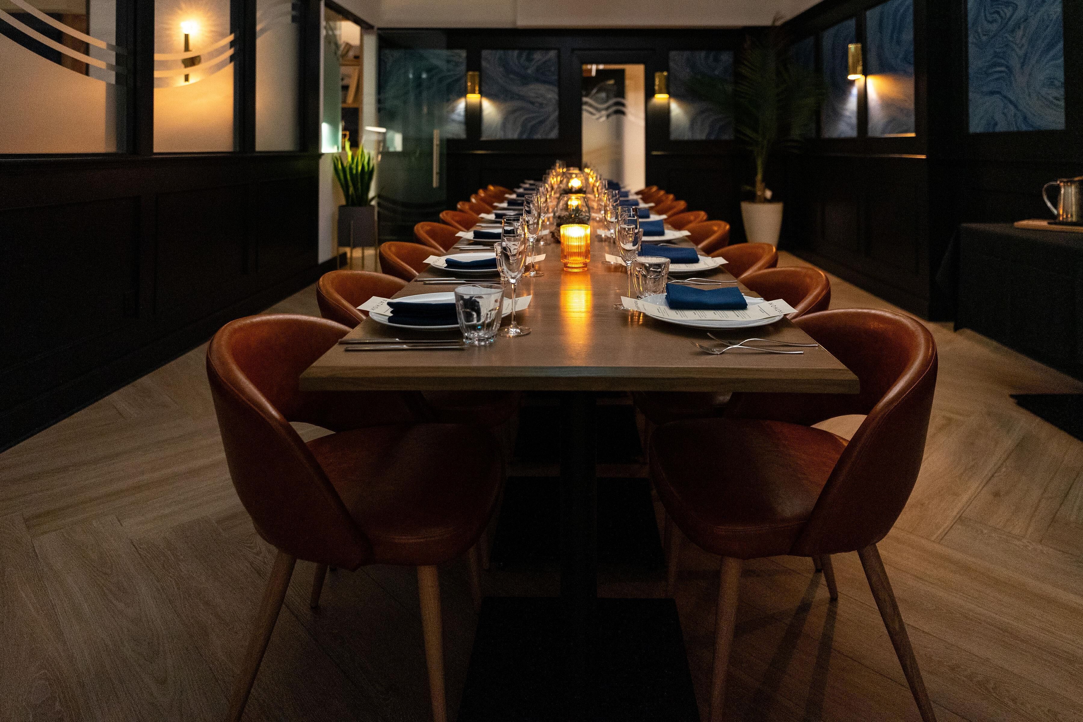 Breakfast, dinner, brunch served; local cuisine 