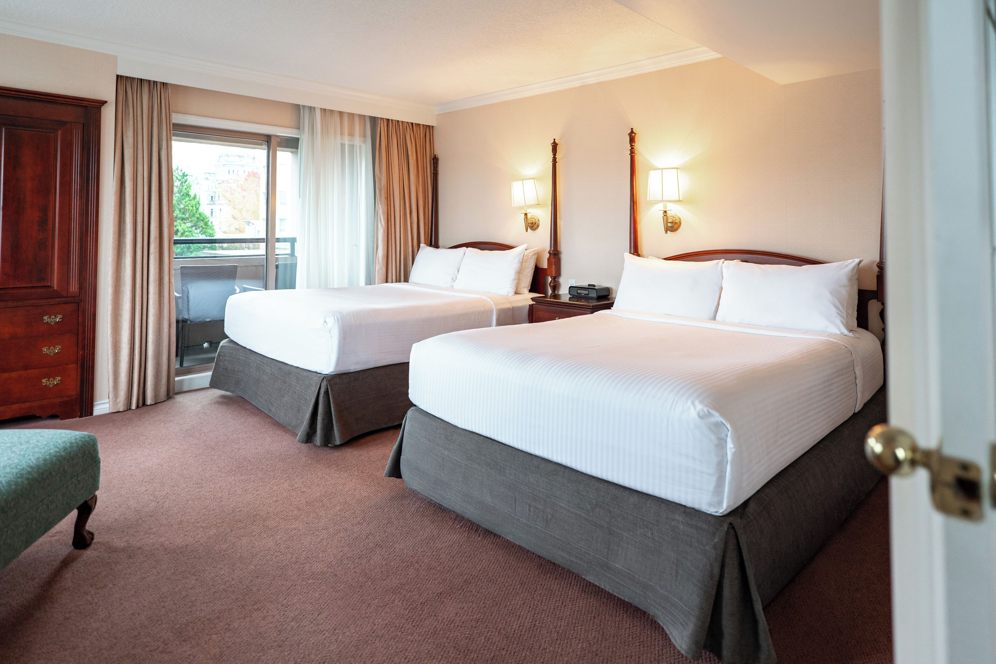 Hypo-allergenic bedding, in-room safe, desk, laptop workspace