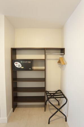 Coffre-fort, bureau, lit de bébé (supplément)