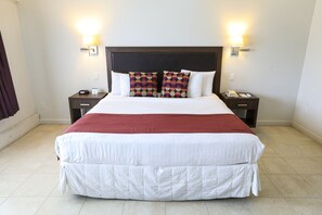 Een kluis op de kamer, een bureau, babybedden, extra bedden