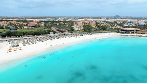 On the beach, free beach cabanas, sun-loungers, beach umbrellas - Divi Dutch Village Beach Resort (Oranjestad)