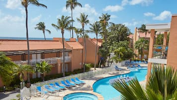 3 utomhuspooler, parasoller och solstolar