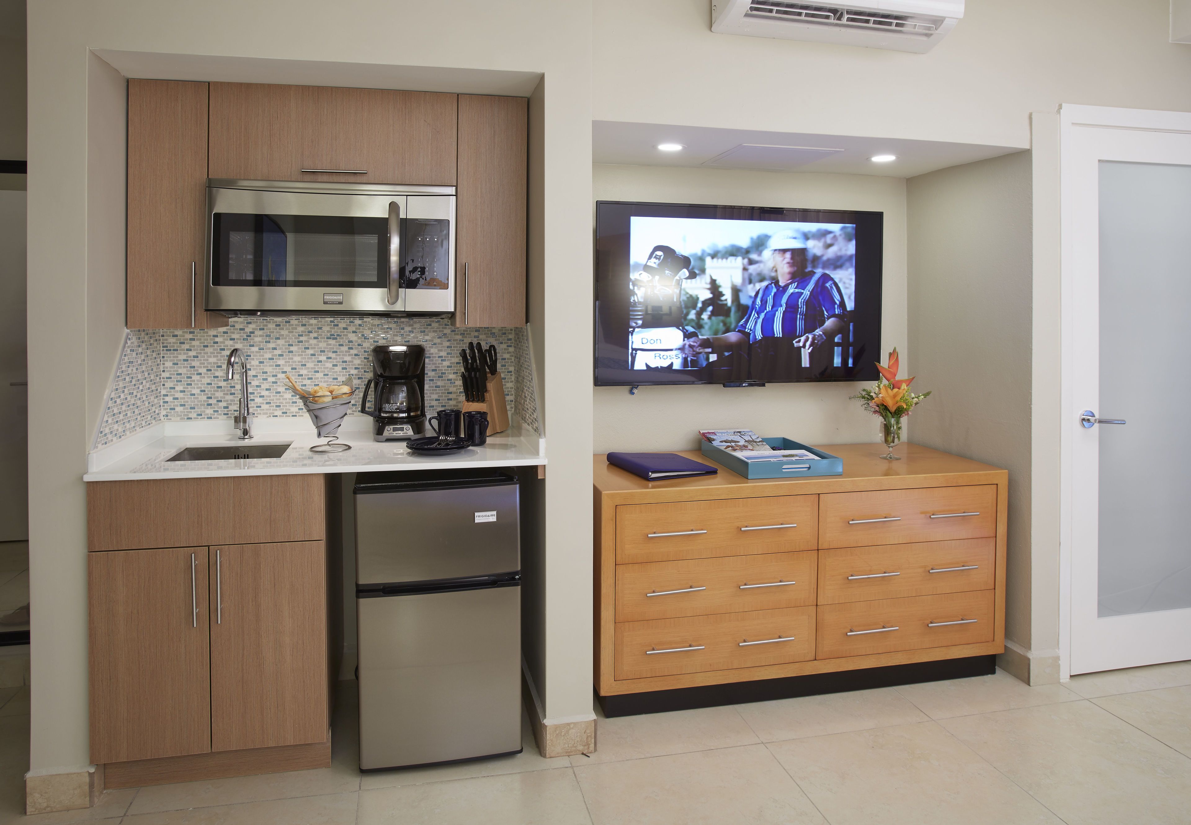 standard room, 1 king bed | private kitchenette | fridge, microwave, coffee/tea maker