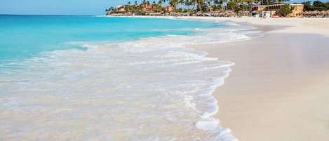 Plage, cabines gratuites, chaises longues, parasols