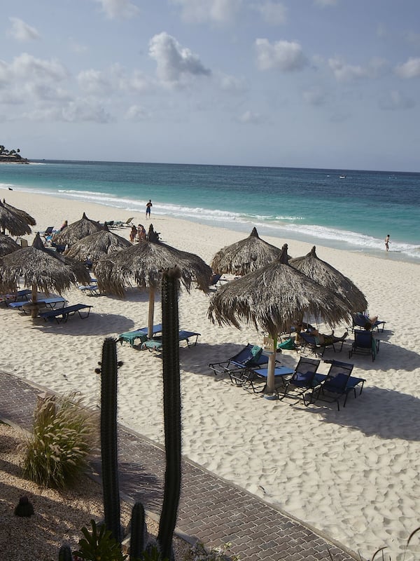 En la playa, camas de playa gratuitas, camastros y sombrillas