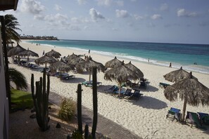 Am Strand, Cabañas (kostenlos), Liegestühle, Sonnenschirme