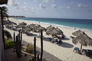 Plage, cabines gratuites, chaises longues, parasols