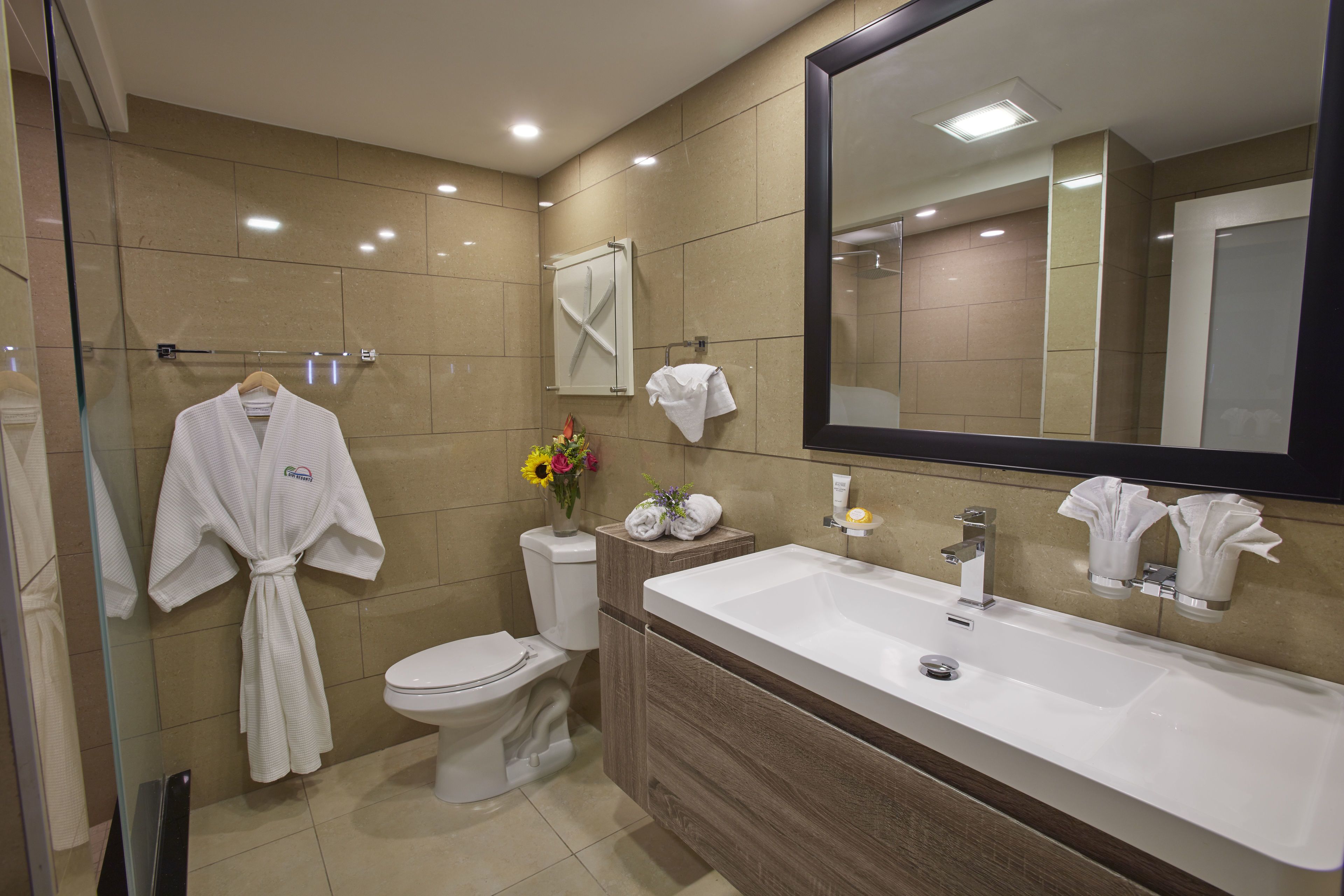 suite, 1 bedroom | bathroom | combined shower/bathtub, free toiletries, hair dryer, towels