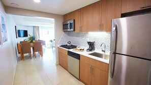 Studio Suite | Private kitchen | Fridge, microwave, coffee/tea maker