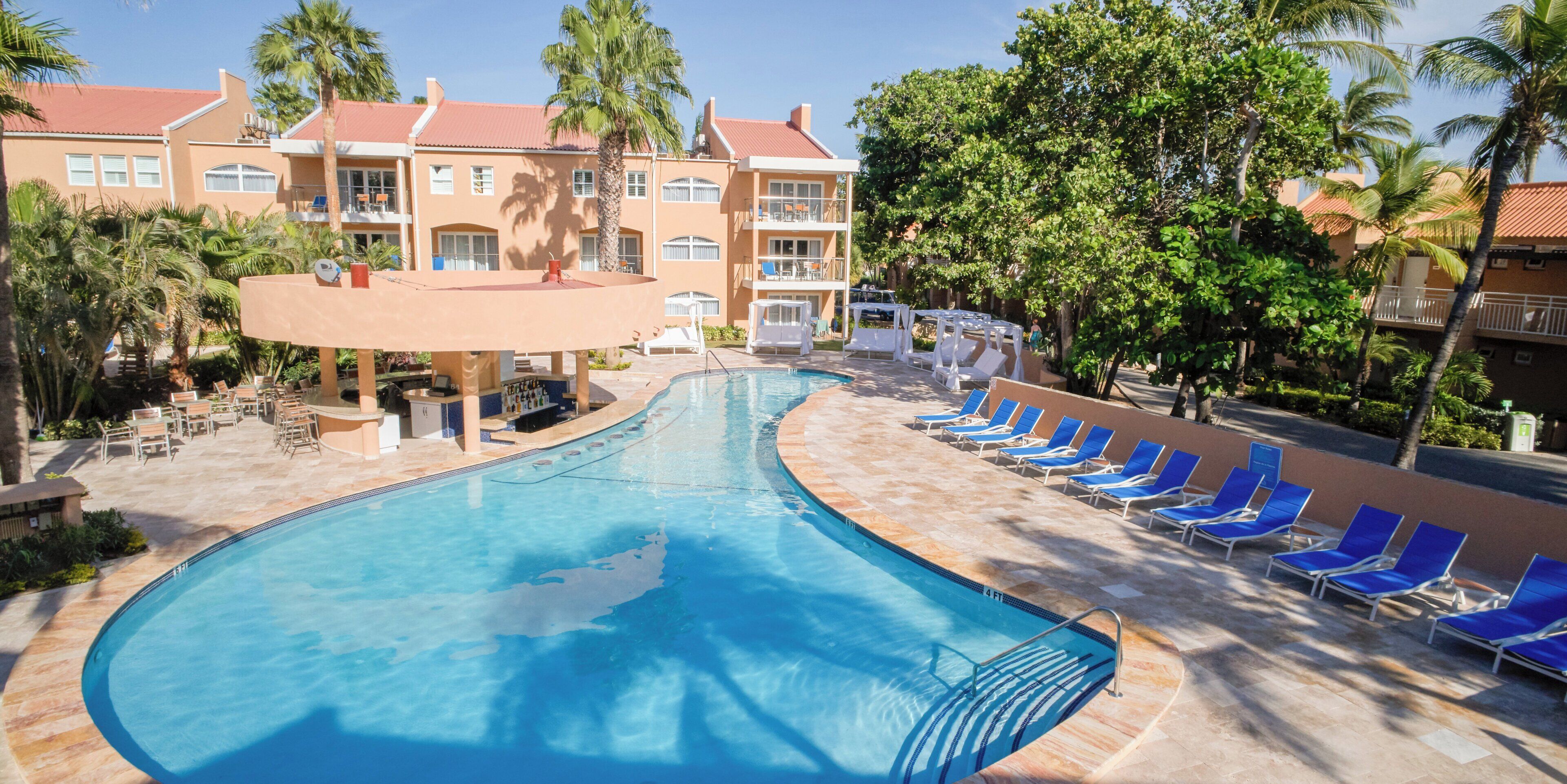 3 buitenzwembaden, parasols voor strand/zwembad