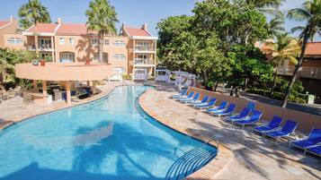 3 buitenzwembaden, parasols voor strand/zwembad