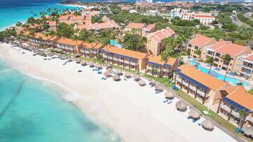 Plage, cabines gratuites, chaises longues, parasols