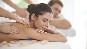 Une séance de massage où la personne est allongée sur le ventre sur une table de massage et reçoit un massage du dos.