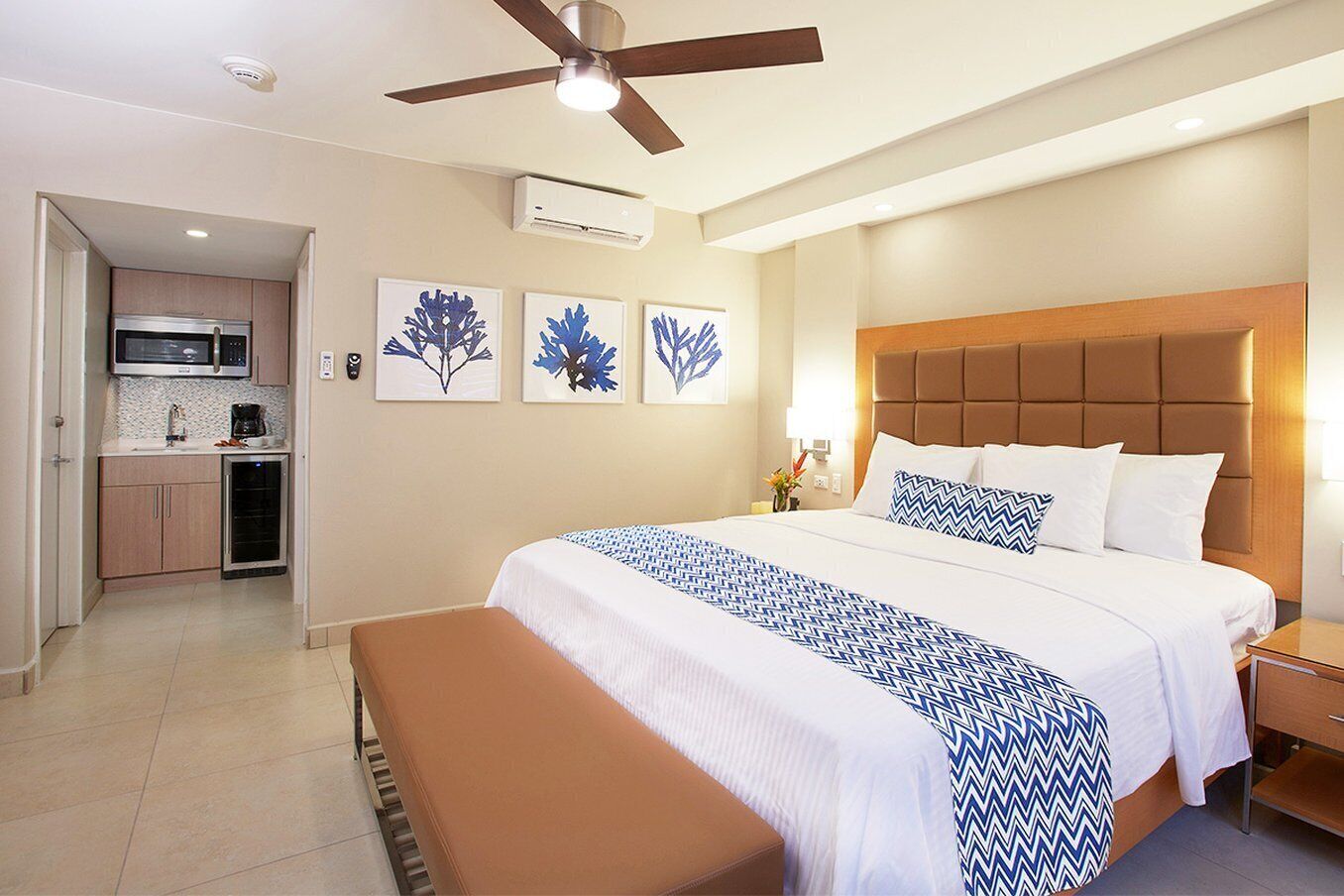 标准房, 1 张特大床 | 高档床上用品、客房内保险箱、遮光窗帘、熨斗/熨衣板