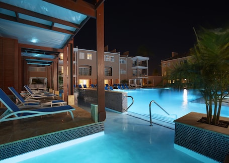 3 piscinas al aire libre, sombrillas, sillones reclinables de piscina