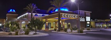 Fachada de la propiedad por la tarde o noche