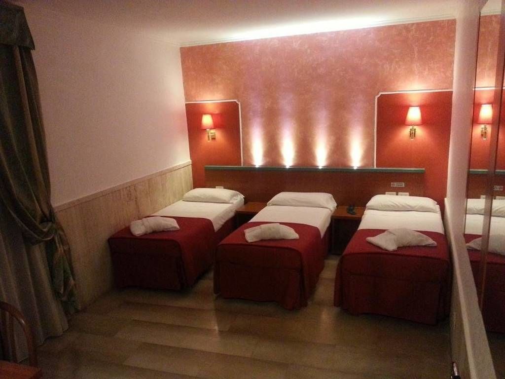 Camera tripla | Una cassaforte in camera, una scrivania, postazione laptop