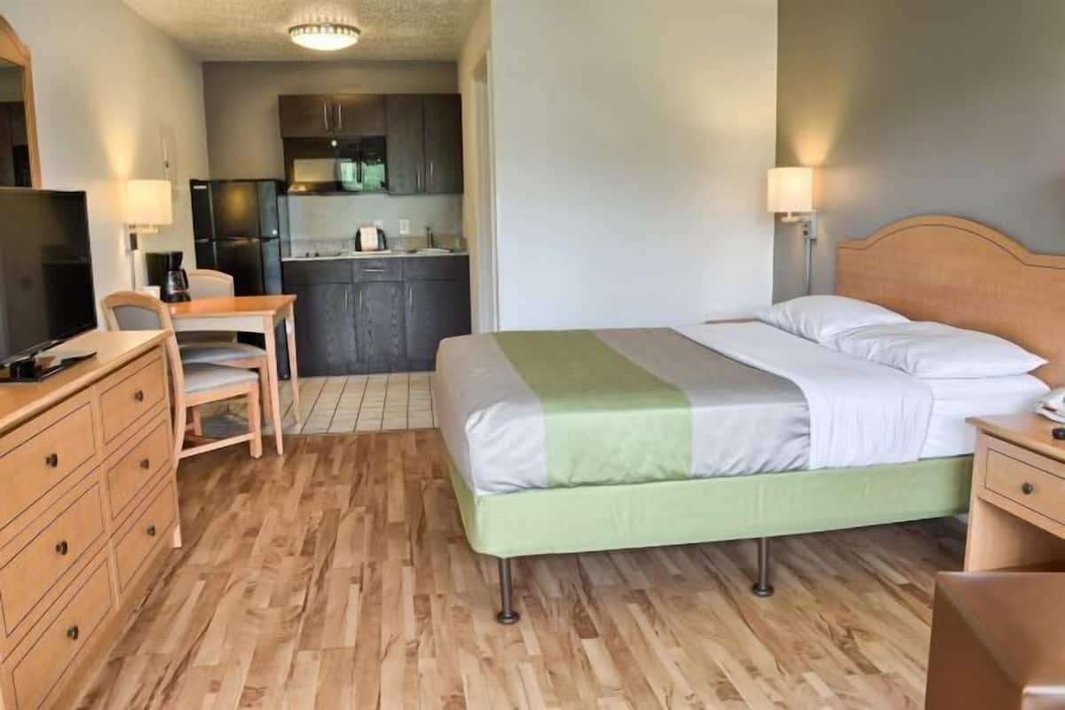 Desk, blackout curtains, free WiFi, alarm clocks
