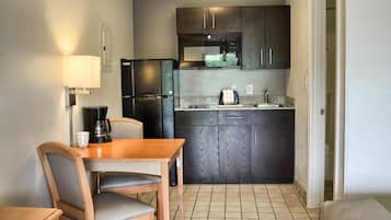 Een koelkast, een microgolfoven, een kookplaat