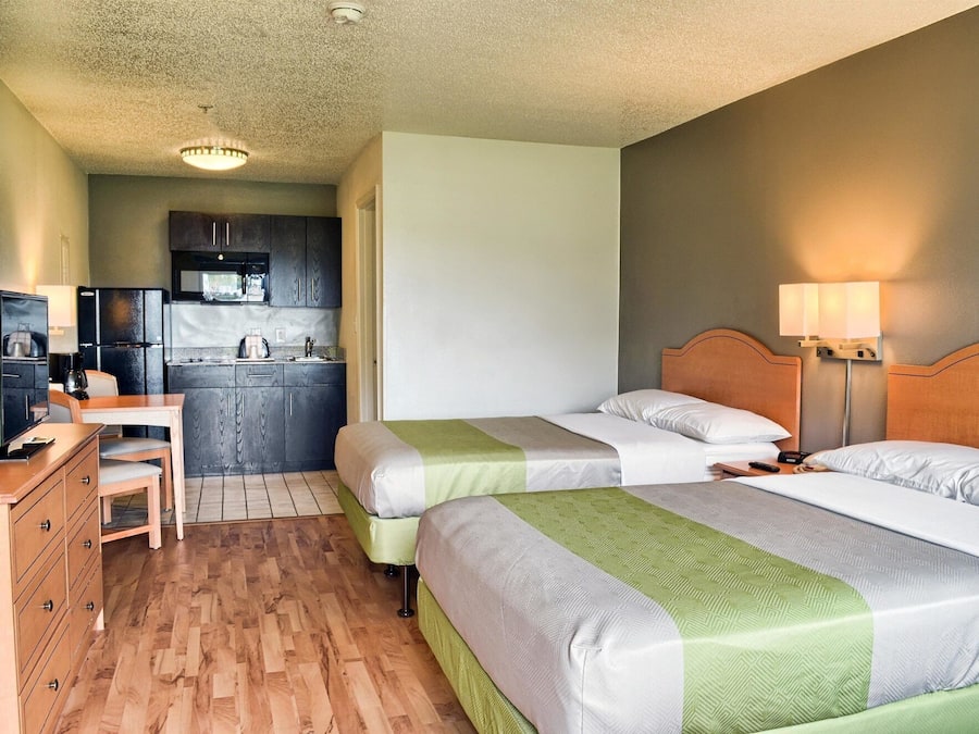 Blackout drapes, free WiFi, bed sheets, alarm clocks