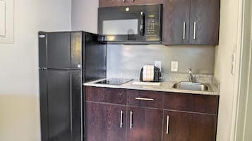 Een koelkast, een microgolfoven, een kookplaat