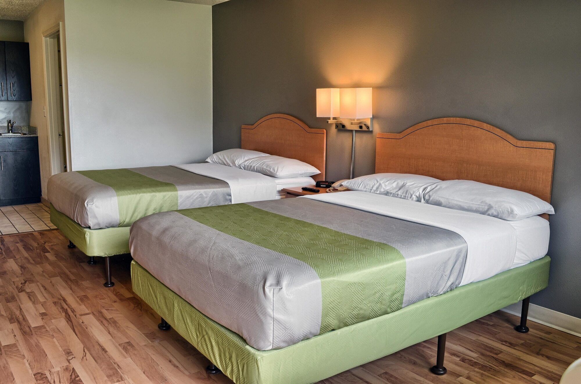 Verdunkelungsvorhänge, kostenloses WLAN, Bettwäsche, Wecker