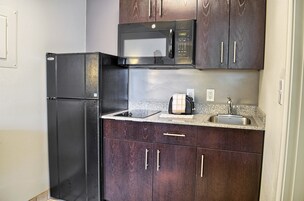 Refrigerador, microondas, placa de cocina, cafetera/tetera