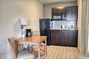 Frigorifero, microonde, piano cottura, macchina per tè/caffè