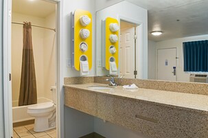 Combined shower/tub, free toiletries, towels