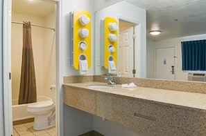 Tina con regadera, amenidades de baño gratuitas, toallas 